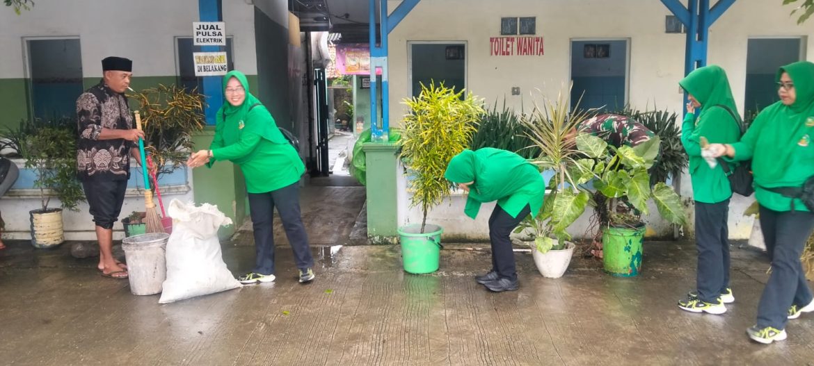 Danramil 1603/Lohbener Bersama Ibu Persit Laksanakan Karya Bakti Pembersihan Masjid Ja’mi Nurul Huda Desa Langut