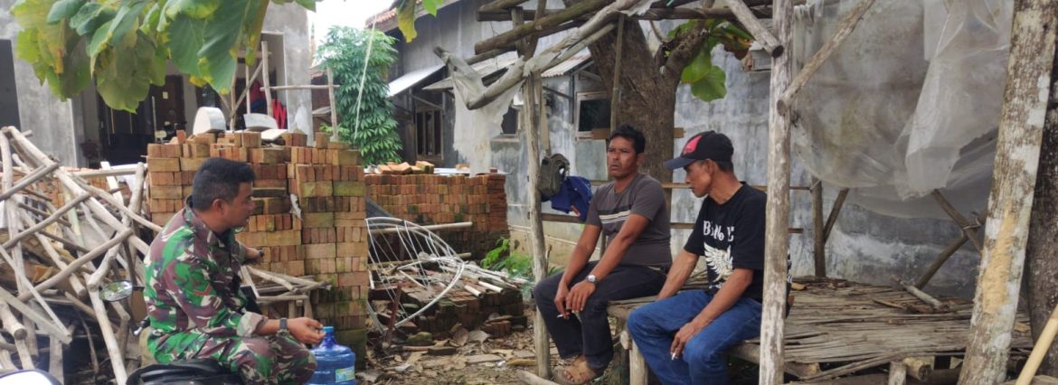Anggota Koramil 1608/Karangampel Laksanakan Komsos Bersama Warga Desa Kedokanbunder