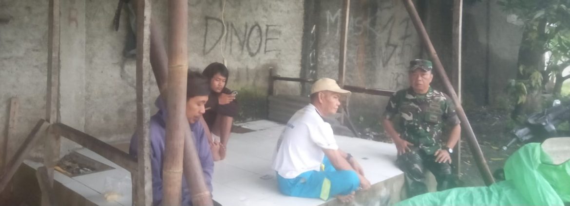 Babinsa Koramil 1605/Sukagumiwang Laksanakan Komsos Bersama Warga Desa Kertasemaya