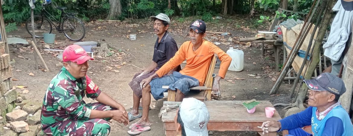 Anggota Koramil 1608 Karangampel Komsos Bersama Para Petani Desa Dukuh Jeruk