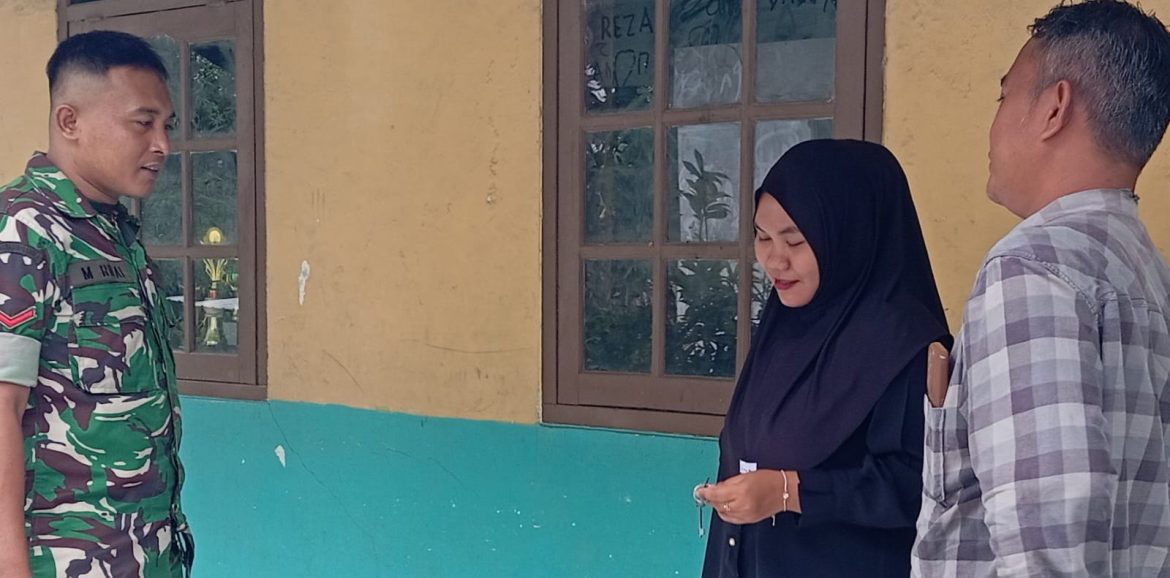 Komsos Anggota Koramil 1601/Indramayu di Wilayah Binaan Desa Gelarmandala