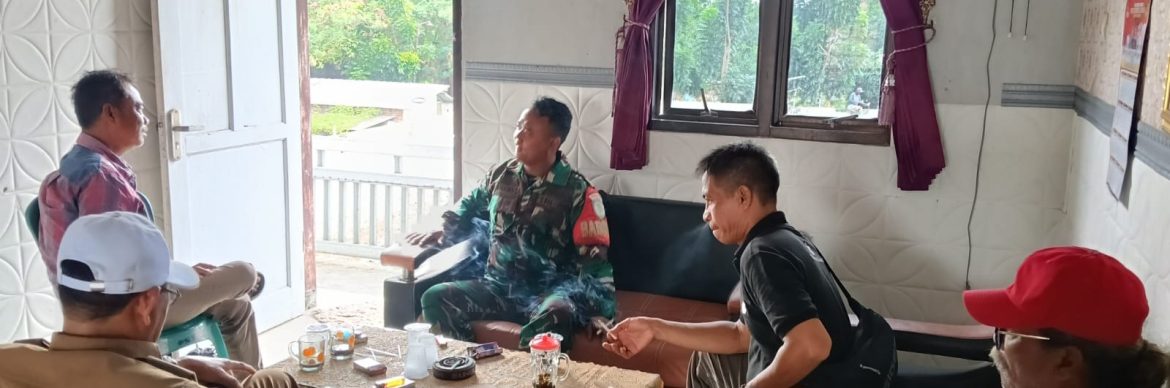 Anggota Koramil 1611 Losarang Komsos Bersama Pamong Desa Losarang