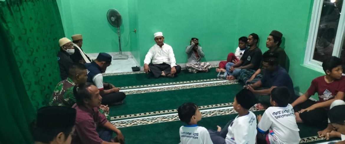 Koramil 1609/Juntinyuat Laksanakan Sholat Isya dan Tarawih Berjamaah Hari ke-2 di Musholla Nurrohman 1447 H/2026 M