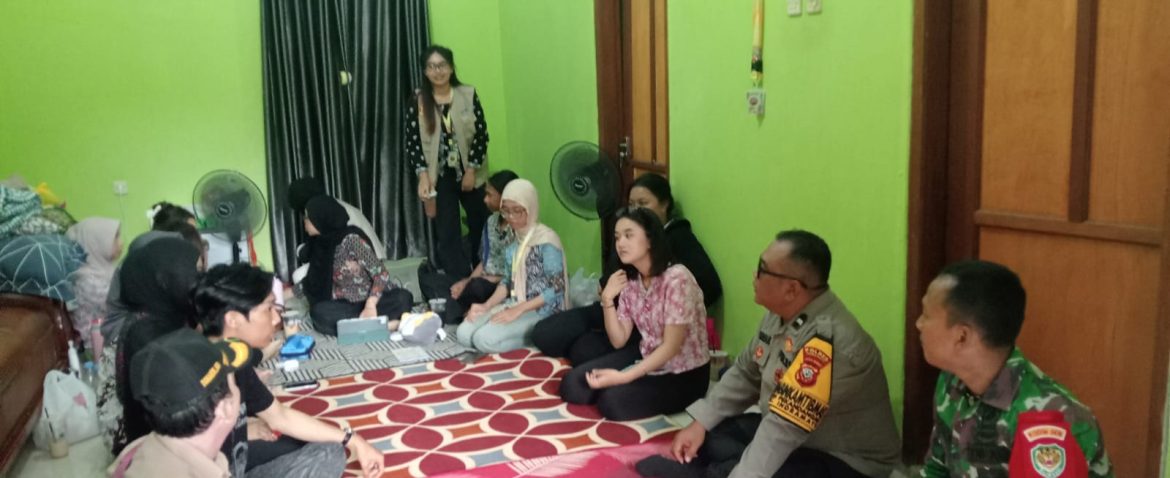 Komsos Anggota Koramil 1601/Indramayu di Wilayah Binaan Desa Pekandangan