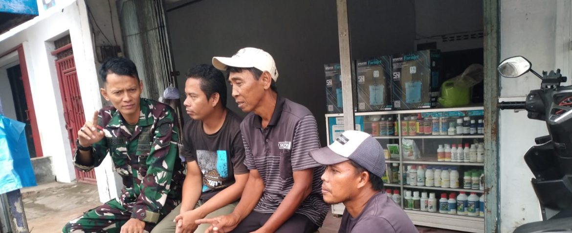 Anggota Koramil 1608/Karangampel Komsos Bersama Perangkat Desa dan Masyarakat Desa Benda