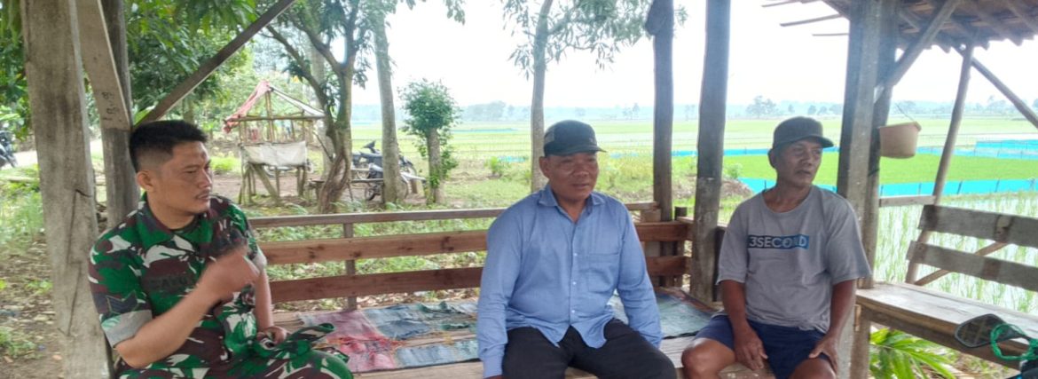 Anggota Koramil 1605/Sukagumiwang Komsos Bersama Tokoh Masyarakat Desa Sukawera