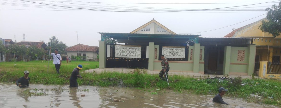 Personel Koramil 1608/Karangampel Laksanakan Normalisasi Sungai Sipetung Desa Karangampel Kidul