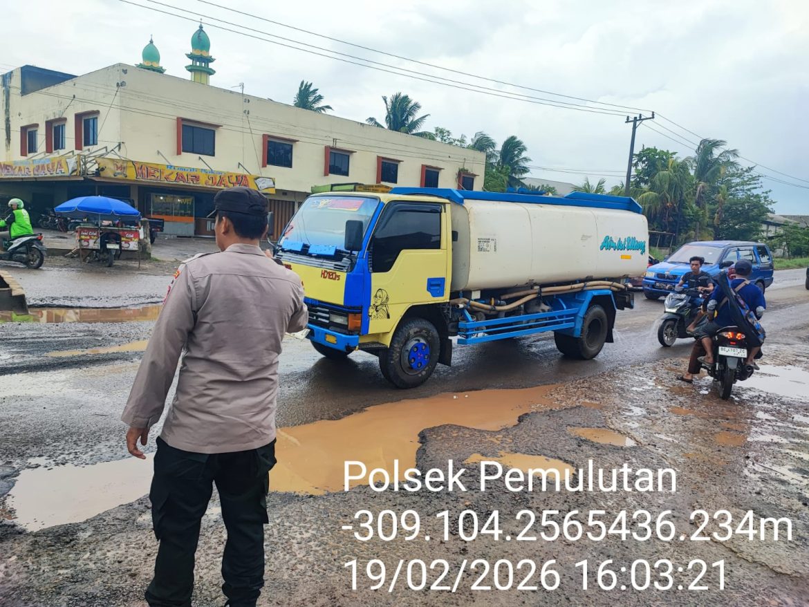 POLSEK PEMULUTAN LAKSANAKAN GIAT STRONG POINT, SAMPAIKAN IMBAUAN KESELAMATAN DI TITIK JALAN BERLUBANG