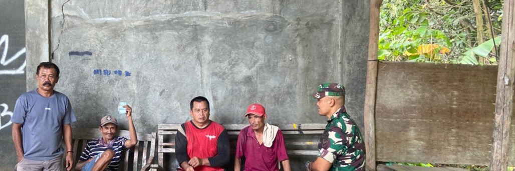 Babinsa Koramil 1605/Sukagumiwang Laksanakan Komsos Bersama Warga Desa Jengkok