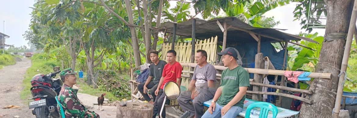 Anggota Koramil 1608/Karangampel Komsos Bersama Kuwu dan Warga Desa Tanjungpura Bahas Antisipasi Banjir
