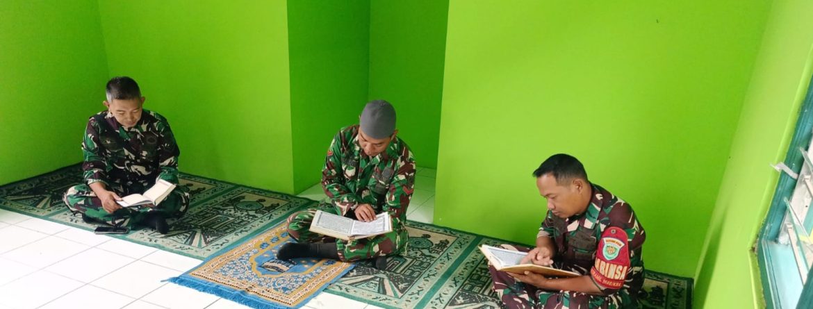 Anggota Koramil 1608/Karangampel Laksanakan Tadarus Alquran di Musholla Koramil