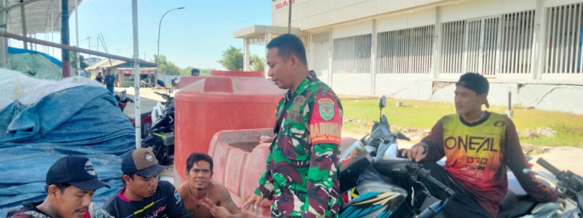 Komsos Anggota Koramil 1601/Indramayu di Wilayah Binaan Desa Karangsong