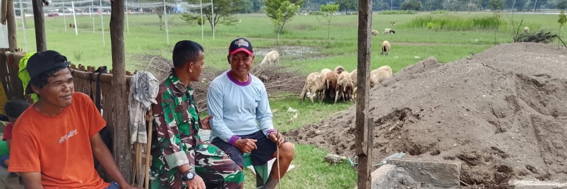 Komsos Anggota Koramil 1603/Lohbener Bersama Masyarakat Desa Lohbener