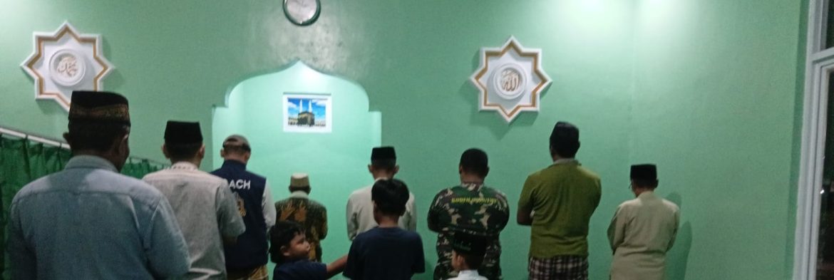 Anggota Koramil 1609 Juntinyuat Laksanakan Sholat Isya dan Tarawih Berjamaah Hari ke-4 di Musholla Nurrohman