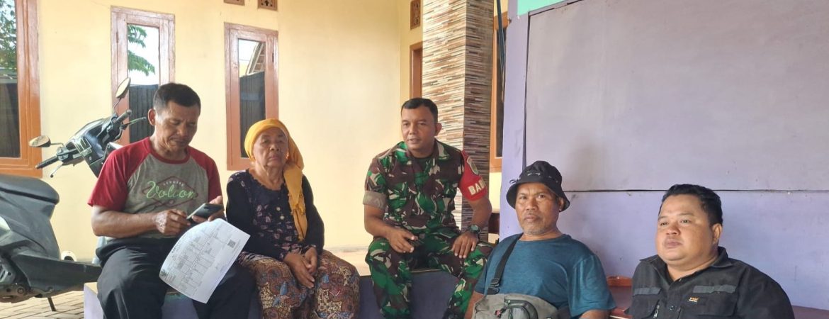 Anggota Koramil 1608/Karangampel Komsos Bersama Warga Desa Pringgacala
