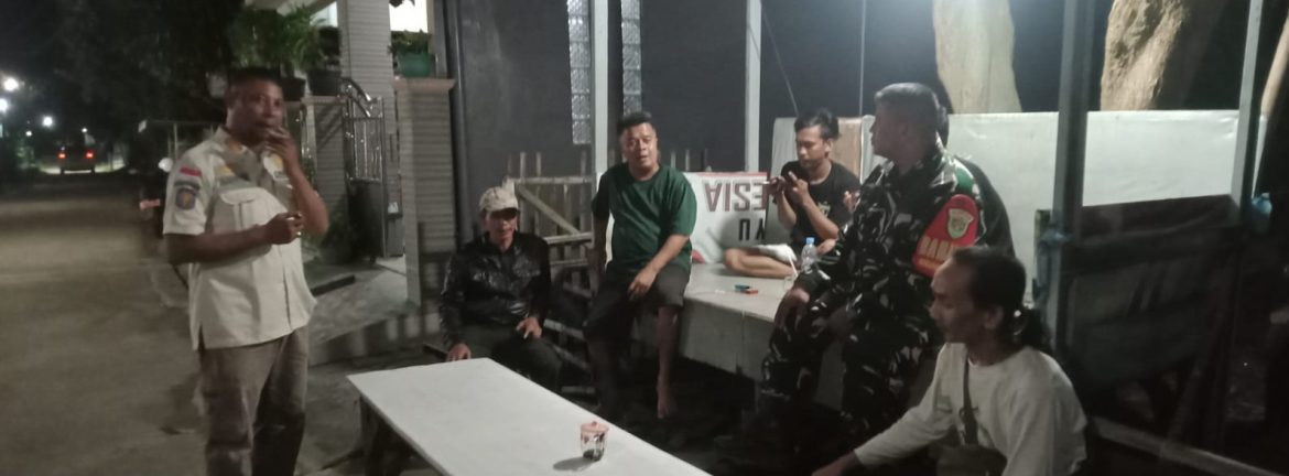 Komsos Koramil 1601/Indramayu, Babinsa Ajak Warga Bojong Sari Jaga Kamtibmas dan Kebersihan Lingkungan