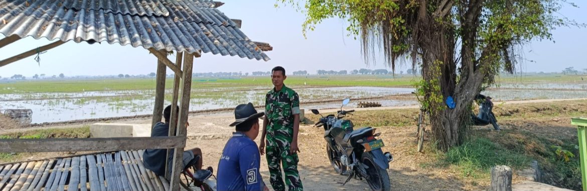 Anggota Koramil 1605 Sukagumiwang Laksanakan Komsos Bersama Masyarakat Desa Lemahayu