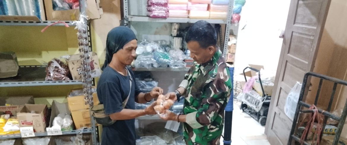 Babinsa Koramil 1603/Lohbener Laksanakan Pemantauan Harga Sembako di Desa Lohbener