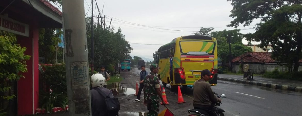 Personel Koramil 1605/Sukagumiwang Bantu Menyeberangkan Anak Sekolah di Jl. Raya By Pass Cadangpinggan