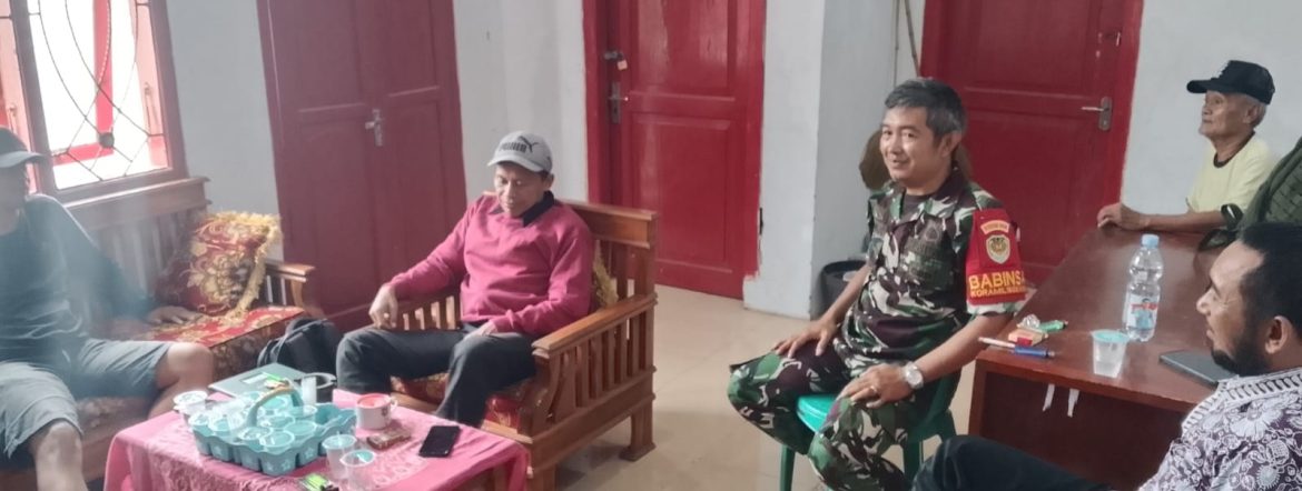 Sertu Sudirjo Anggota Koramil 1608/Karangampel Laksanakan Komsos Bersama Pamong, Toga dan Toda Desa Sendang