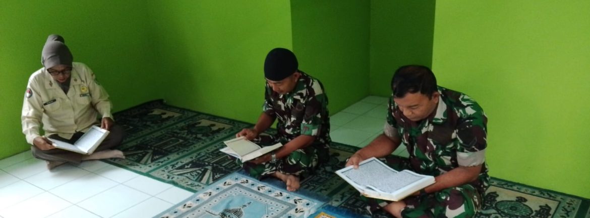 Anggota Koramil 1608/Karangampel Laksanakan Tadarusan di Musholla Koramil