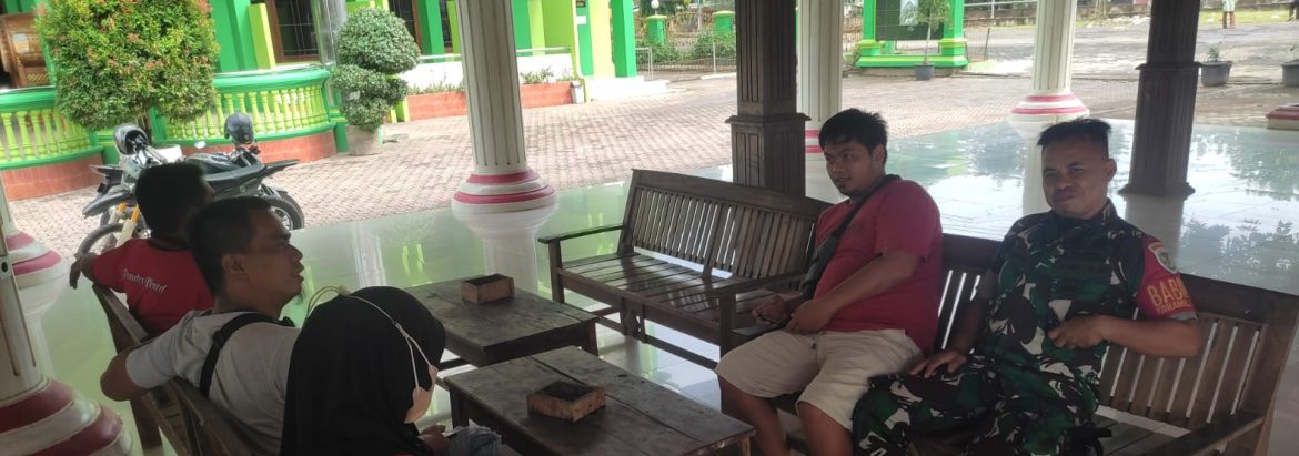 Babinsa Koramil 1605/Sukagumiwang Laksanakan Komsos Bersama Pamong Desa Kliwed