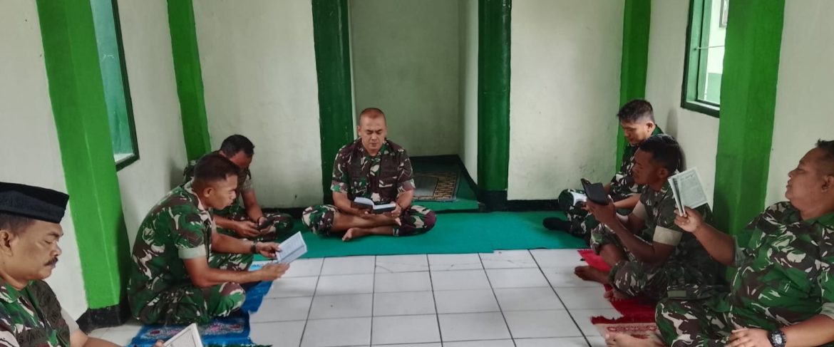 Danramil 1605/Sukagumiwang Bersama Anggota Laksanakan Tadarus Al Qur’an di Mushola Koramil