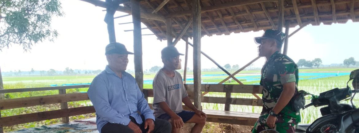 Anggota Koramil 1605/Sukagumiwang Komsos Bersama Bhabinkamtibmas dan Masyarakat Desa Tegal Wirangrong
