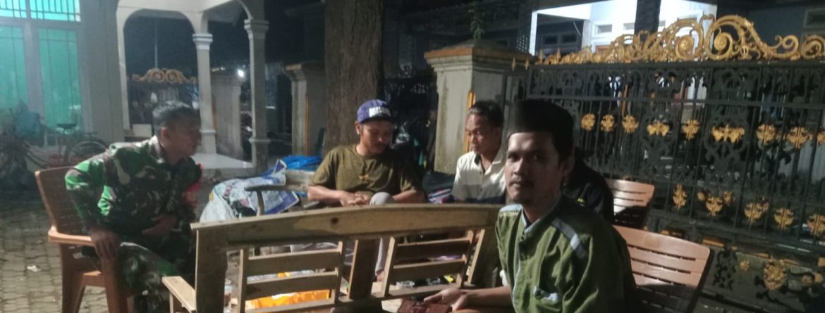 Komsos Anggota Koramil 1601/Indramayu di Wilayah Binaan Desa Pekandangan