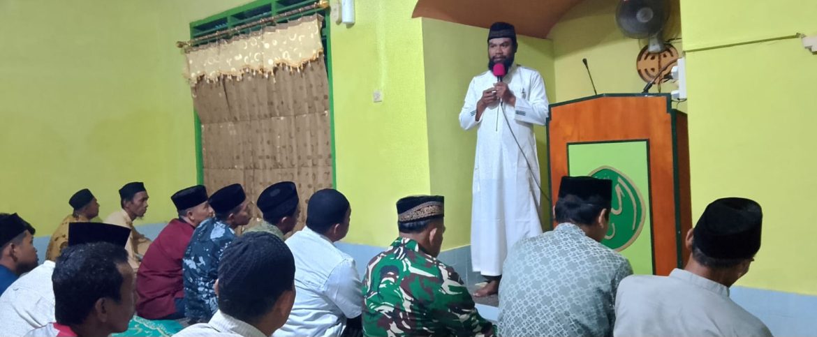 Koramil 1608/Karangampel Laksanakan Sholat Isya dan Tarawih Keliling Bersama Muspika Kecamatan Kedokan Bunder