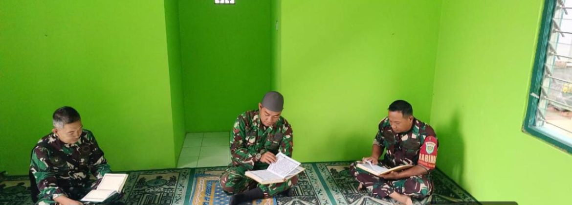 Anggota Koramil 1608/Karangampel Laksanakan Tadarus Bersama di Musholla Koramil
