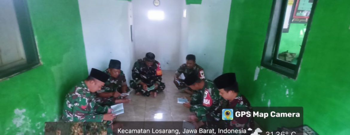 Anggota Koramil 1611/Losarang Laksanakan Tadarusan Surat Yasin Bersama di Mushola Koramil