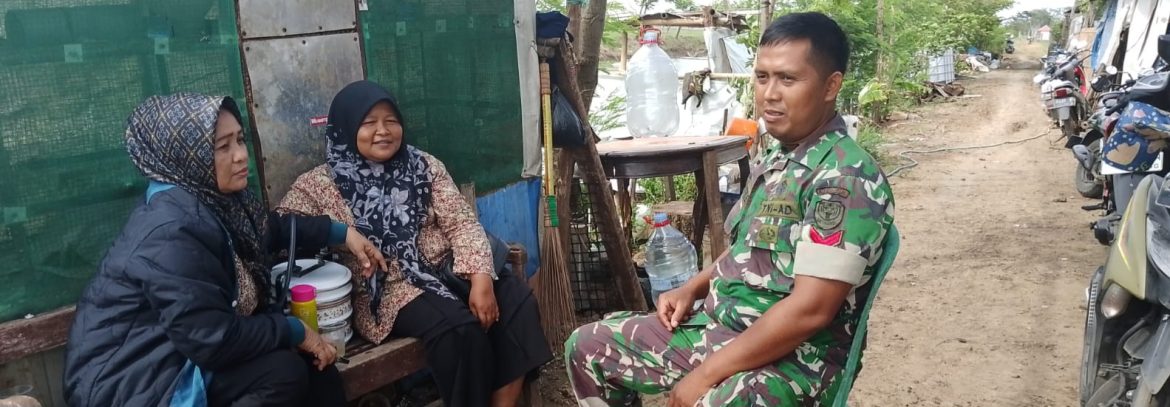 Komsos Anggota Koramil 1601/Indramayu di Wilayah Binaan Desa Rawadalem