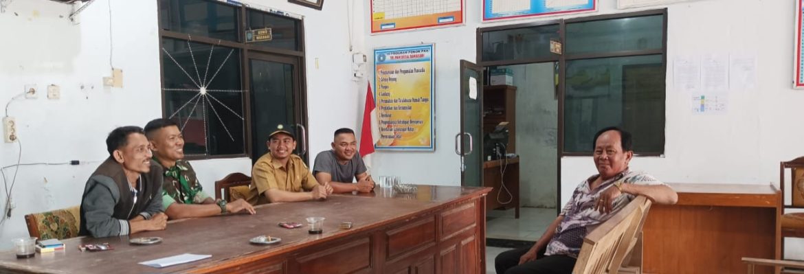 Anggota Koramil 1603/Lohbener Komsos Bersama Pemdes Desa Sukasari