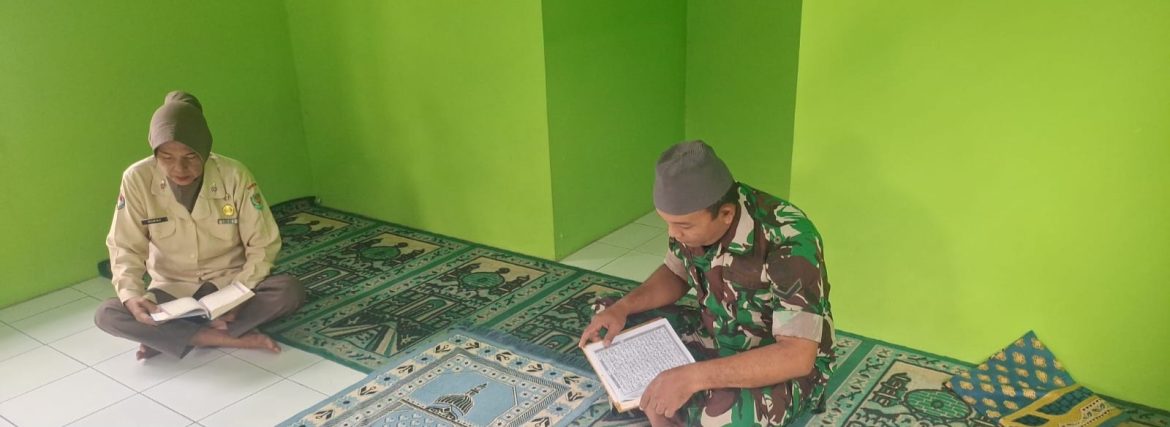 Anggota Koramil 1608/Karangampel Laksanakan Tadarus Bersama di Musholla Koramil