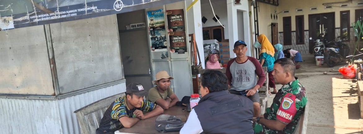 Anggota Koramil 1608/Karangampel Komsos Bersama Warga Desa Pringgacala