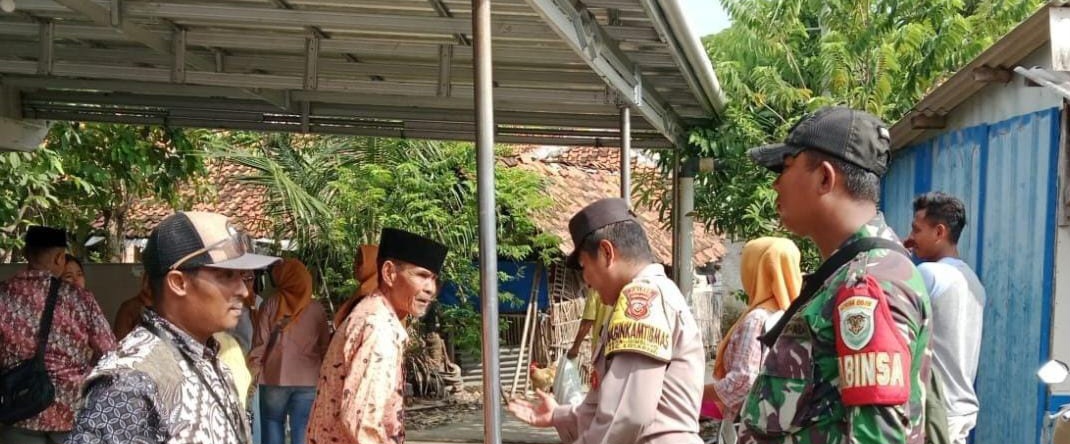 Anggota Koramil 1611/Losarang Bersama Bhabinkamtibmas Laksanakan Himbauan Kamtibmas di Desa Jumbleng