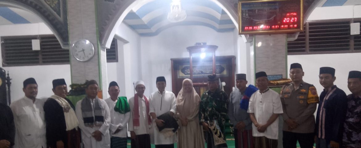 Koramil 1608 Karangampel Bersama Muspika Kecamatan Karangampel Laksanakan Shalat Isya dan Tarawih Keliling