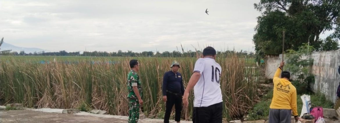 Anggota Koramil 1601/Indramayu Laksanakan Komsos Bersama Warga Desa Dukuh