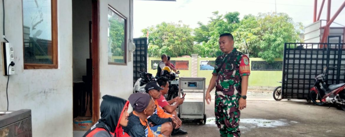 Komsos Anggota Koramil 1601/Indramayu Bersama Nelayan Desa Karangsong Tekankan Keselamatan Melaut