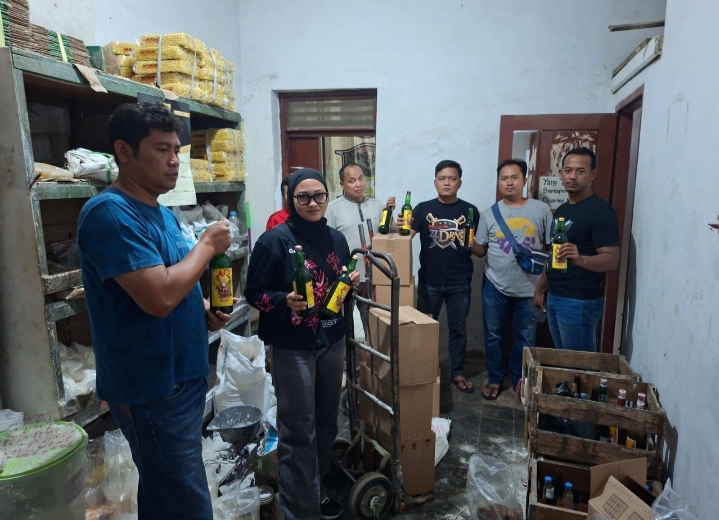 Polresta Cirebon Sita 60 Botol Miras Hasil Razia Pekat