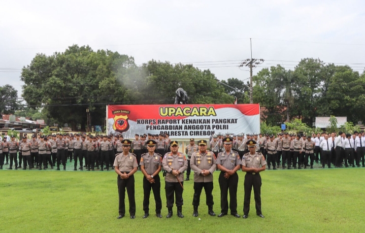 Empat Personel Terima Kenaikan Pangkat Pengabdian, Polresta Cirebon Gelar Upacara Korps Raport Penuh Haru