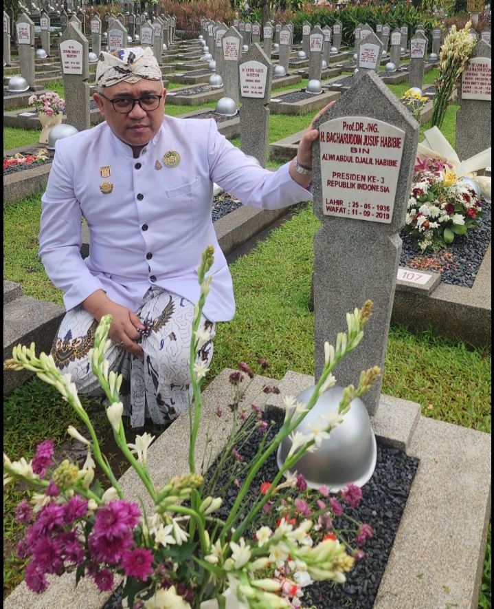 Menjaga Adab, Merawat Bangsa: Ziarah Sultan Sepuh Cirebon ke Makam Presiden ke-3 RI