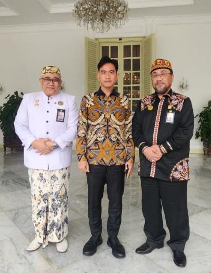 DIPERTUAN AGUNG DAN SEKJEND DANRI TEMUI WAKIL PRESIDEN RI DI ISTANA WAPRES