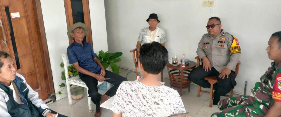 Babinsa Koramil 1601/Indramayu Laksanakan Komsos di Desa Pekandangan, Ajak Warga Jaga Kamtibmas dan Kebersihan Lingkungan