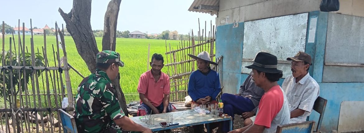 Anggota Koramil 1608 Karangampel Komsos Bersama Petani Desa Jayalaksana