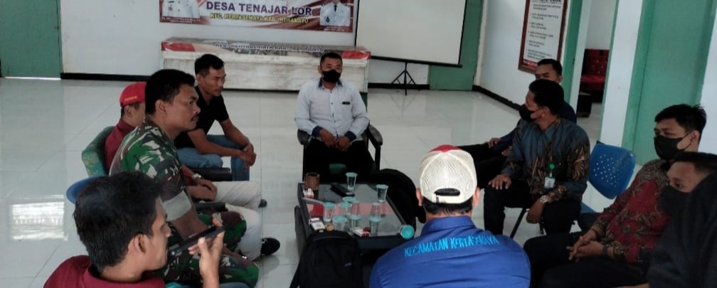 Babinsa Koramil 1605 Sukagumiwang Komsos Bersama Pamong dan Tokoh Pemuda Desa Tenajar Lor
