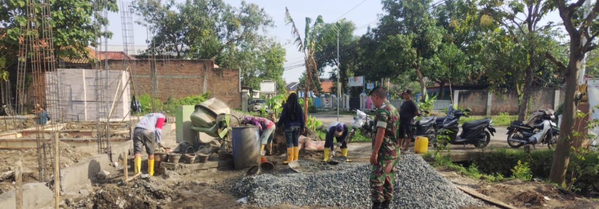 Anggota Koramil 1608 Karangampel Laksanakan Pendampingan Percepatan Pembuatan Bangunan KDKMP Desa Kedokan Bunder
