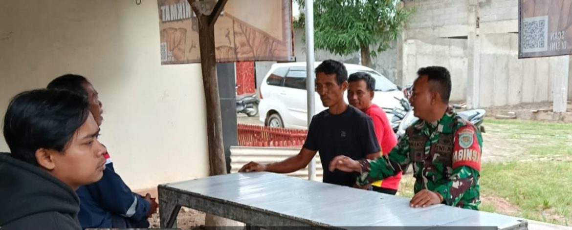 Komsos Anggota Koramil 1611 Losarang Bersama Warga Masyarakat Desa Losarang