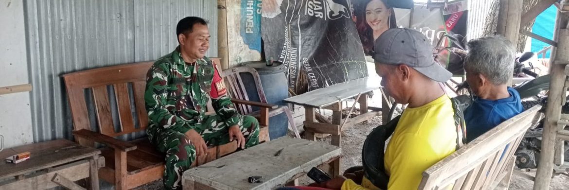 Sertu A. Zaeni Anggota Koramil 1601/Indramayu Komsos Bersama Warga Desa Tegalsembadra